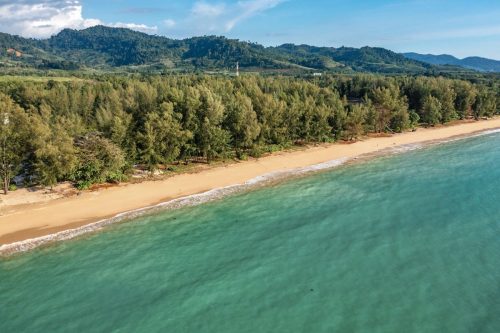 In the far north of Khao Lak, the beaches of Bang Sak